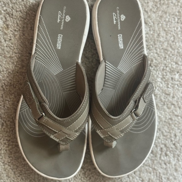 Clark’s Cushion Soft Cloudsteppers Flip Flops - Picture 3 of 6